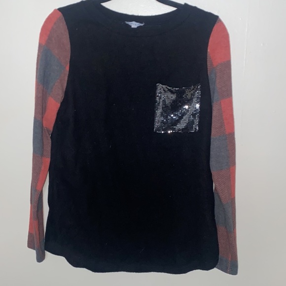 🎱Adorable plaid long sleeved top with a bright sequin pocket! - Picture 2 of 7